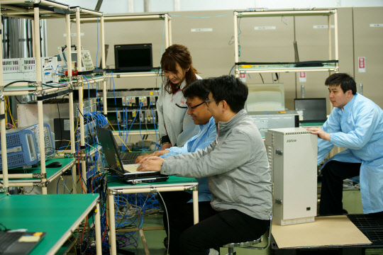 이달 초 일본 신가와사키에 위치한 후지쯔 연구소에서 KT, 후지쯔, 솔리드 연구원들이 5G 프론트홀 연동 테스트를 하고 있다. KT제공